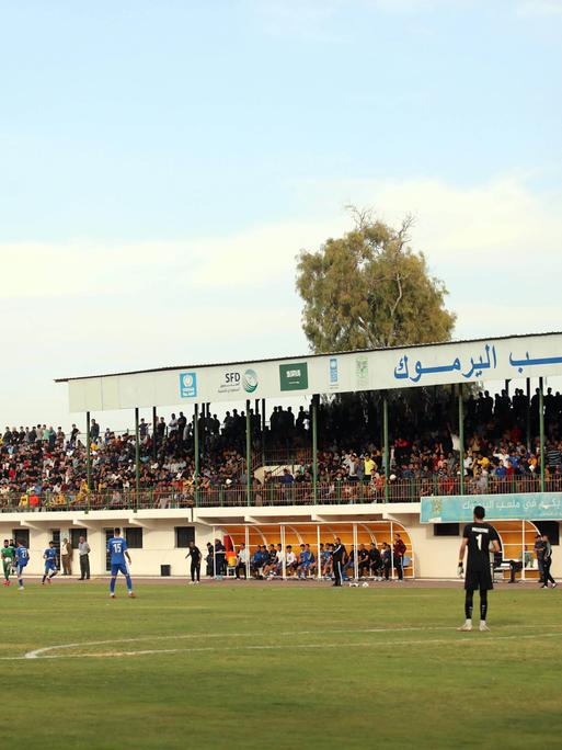 Blick in das Yarmouk-Stadion im Gaza-Streifen während eines Fußballspiels im Jahr 2022. Die Ränge sind recht voll, im Vordergrund das Spielfeld. 
