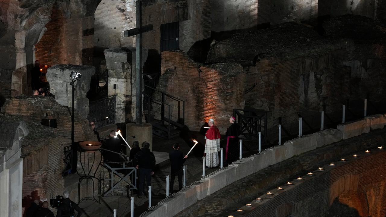 Der Papst auf einem Gang im Kolosseum. 