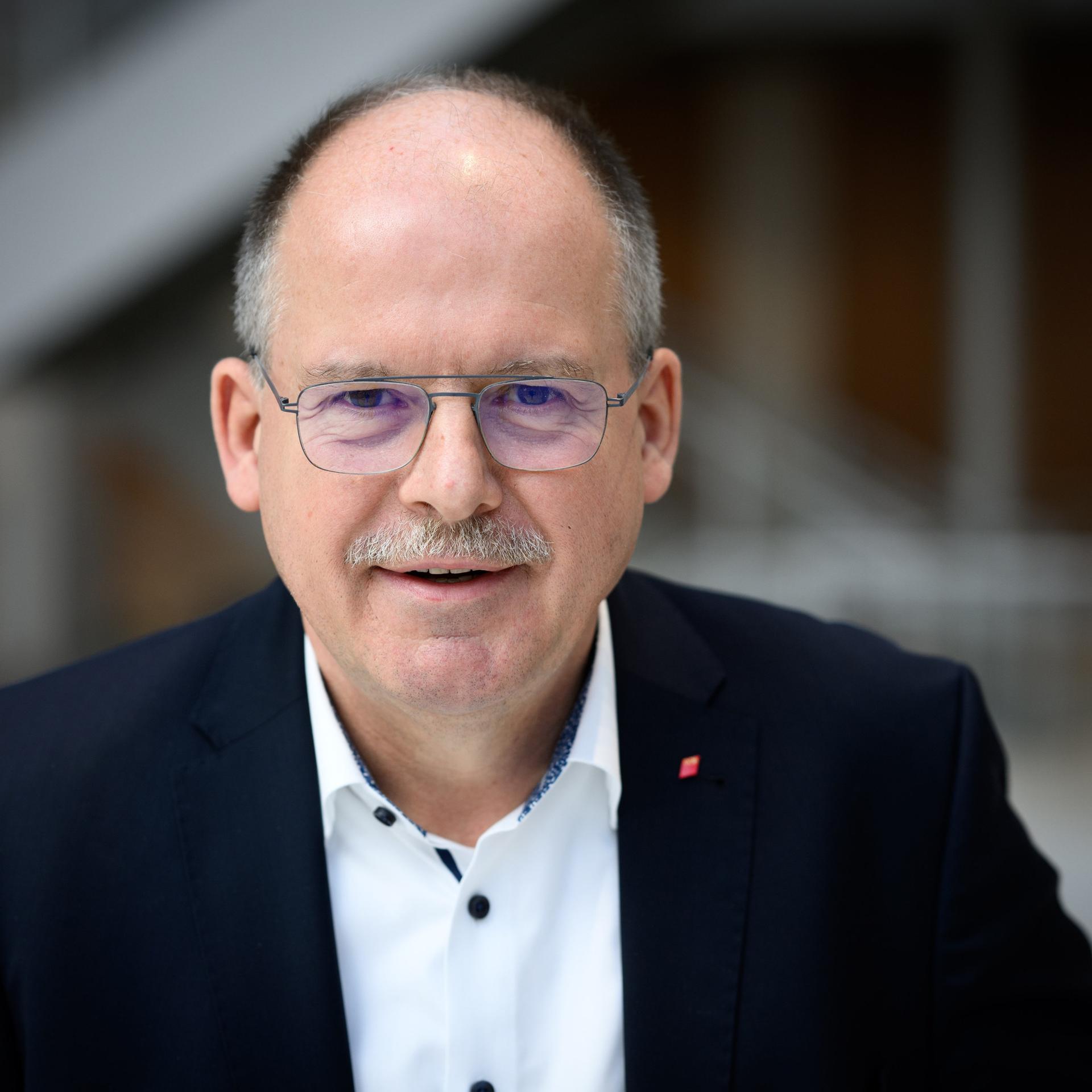 Ein Portrait von Stefan Körzell, Mitglied im Geschäftsführenden Bundesvorstand des Deutschen Gewerkschaftsbundes.