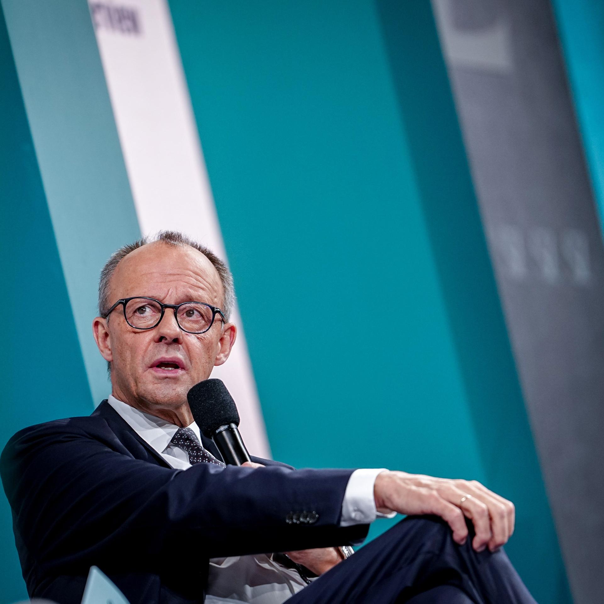 Bundeskanzler Friedrich Merz (CDU) spricht beim Wirtschaftsgipfel der Süddeutschen Zeitung "Zukunft gestalten in einer unberechenbaren Welt".