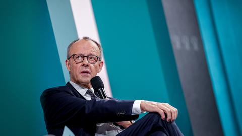 Bundeskanzler Friedrich Merz (CDU) spricht beim Wirtschaftsgipfel der Süddeutschen Zeitung "Zukunft gestalten in einer unberechenbaren Welt".