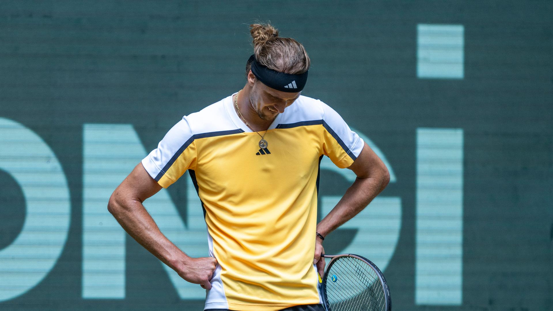 Alexander Zverev ist wegen seiner Niederlage in Halle enttäuscht. Er blickt auf den Boden und stemmt die Hände in die Hüften. Alexander Zverev ist wegen seiner Niederlage in Halle enttäuscht. Er blickt auf den Boden und stemmt die Hände in die Hüften.
