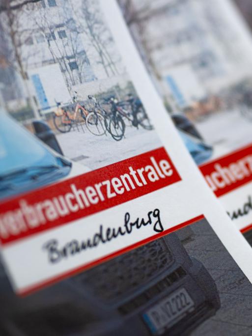 Broschüren mit dem Logo der Verbraucherzentrale Brandenburg (VZB) liegen auf einem Tisch.
