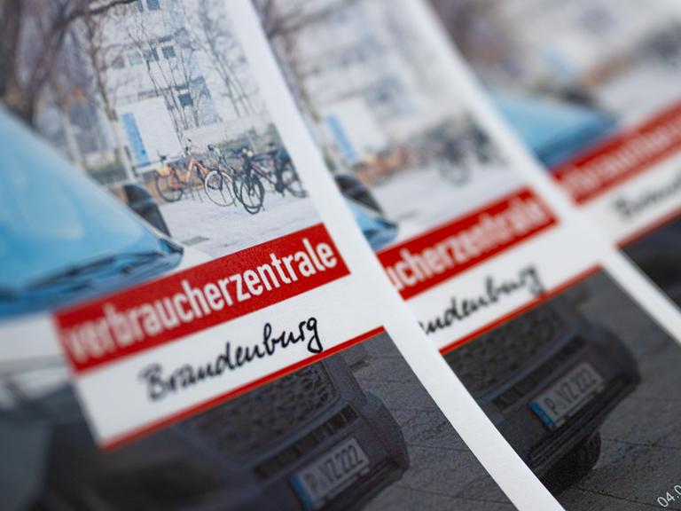 Broschüren mit dem Logo der Verbraucherzentrale Brandenburg (VZB) liegen auf einem Tisch.