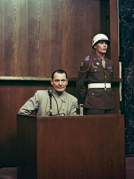 Der Angeklagte Hermann Göring als Zeuge im Internationalen Kriegsverbrecherprozess in Nürnberg 1946.