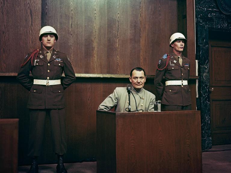 Der Angeklagte Hermann Göring als Zeuge im Internationalen Kriegsverbrecherprozess in Nürnberg 1946.