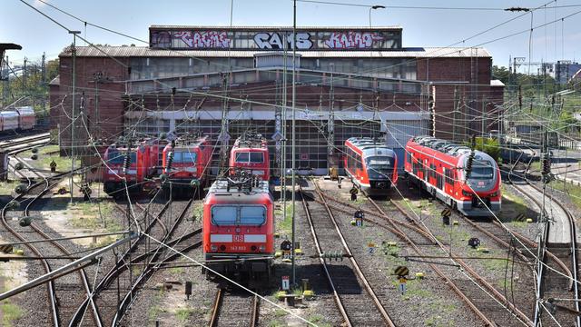 Rote Lokomotiven auf einem Abstellgleis.