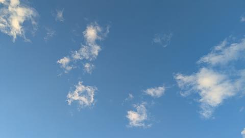 Ein blauer Himmel mit vereinzelten Wolken.