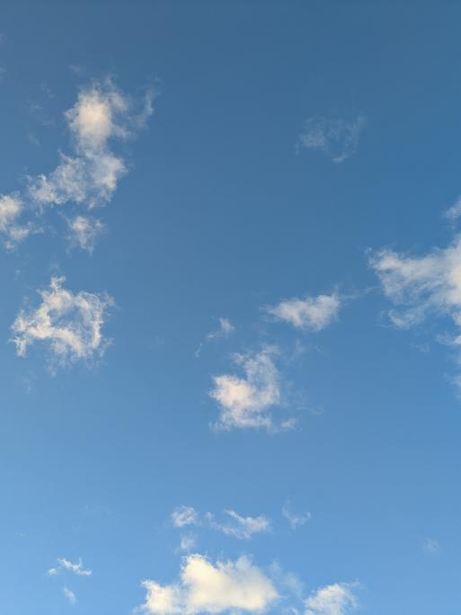 Ein blauer Himmel mit vereinzelten Wolken.