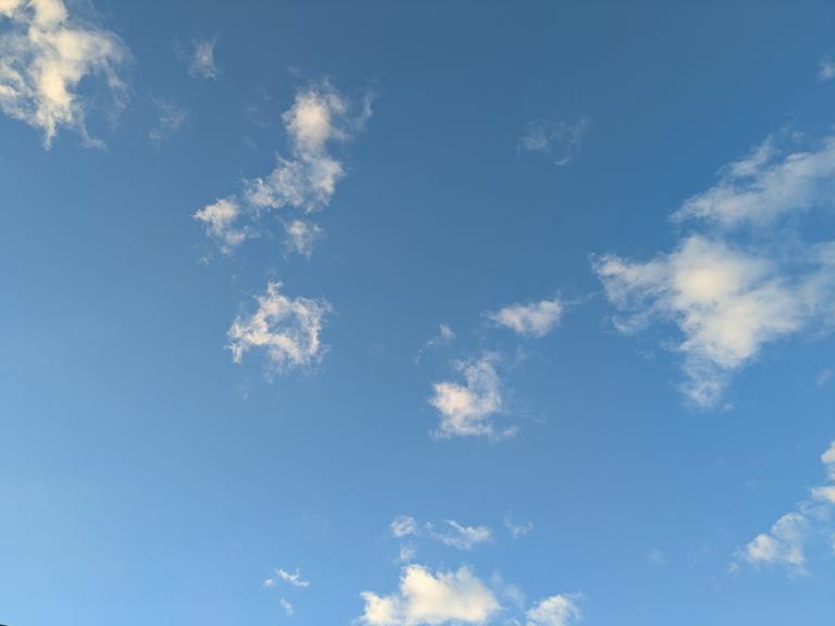 Ein blauer Himmel mit vereinzelten Wolken.