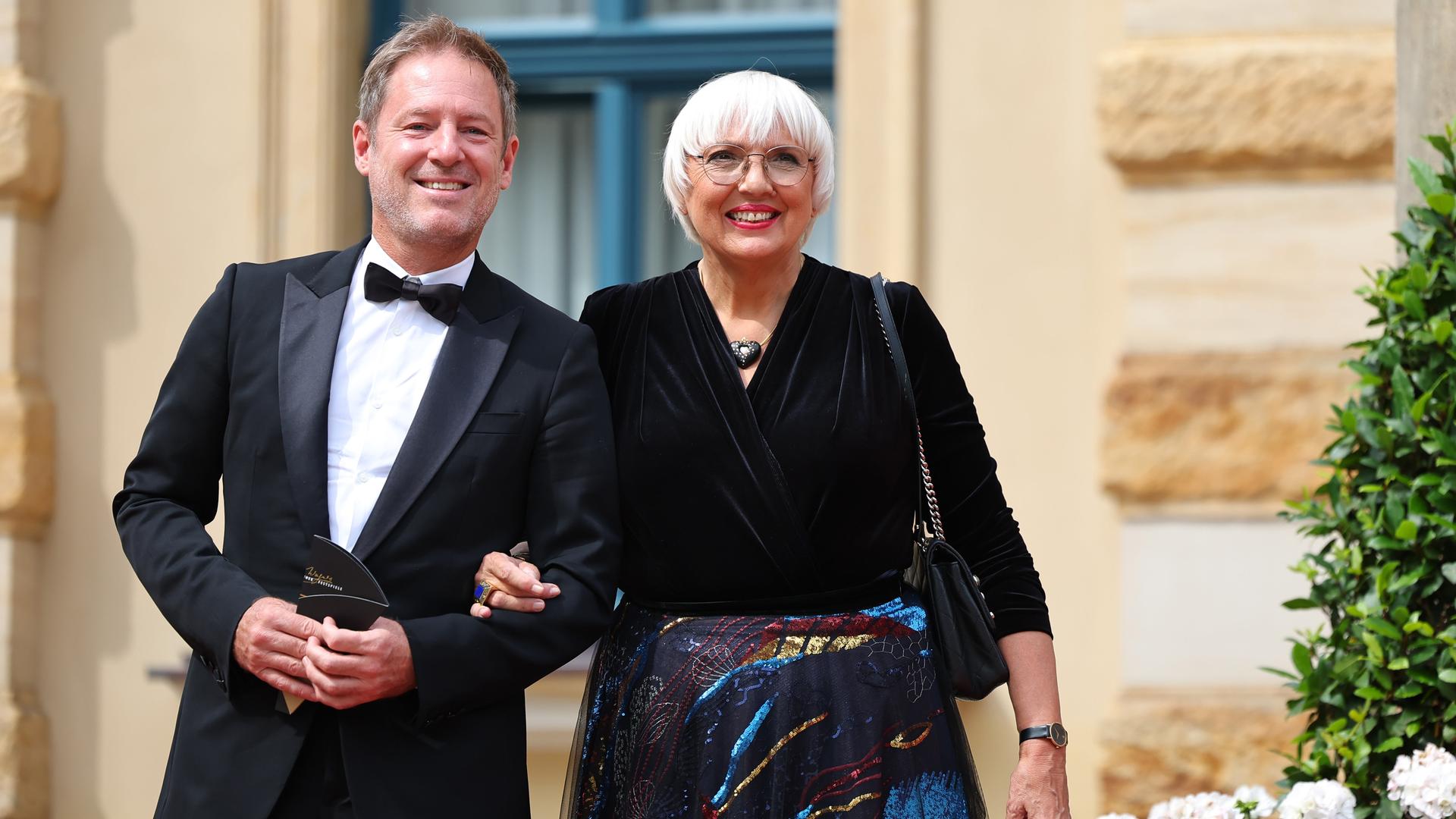 Claudia Roth (Bündnis 90/Die Grünen), Staatsministerin für Kultur und Medien, kommt in Begleitung zur Eröffnung der Bayreuther Festspiele.