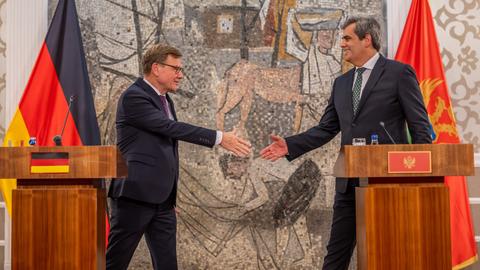 Johann Wadephul (l, CDU), Außenminister, reicht seinem Amtskollegen Ervin Ibrahimovic, Außenminister von Montenegro, bei einer Pressekonferenz nach den gemeinsamen Gesprächen die Hand.