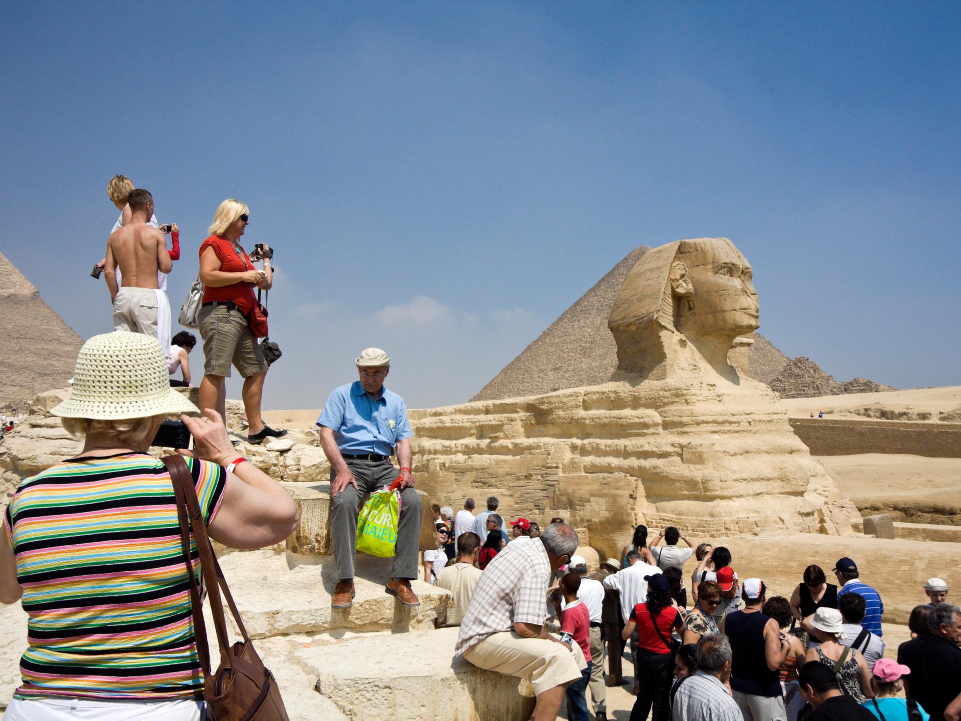 Touristen fotografierendie Grosse Sphinx von Gizeh in Kairo.