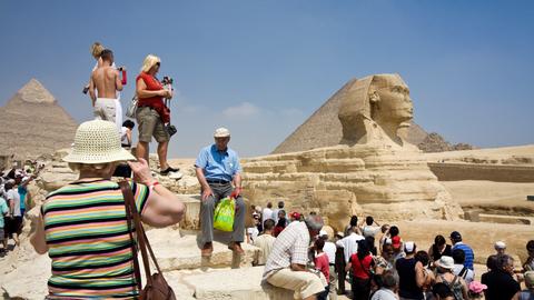 Touristen fotografierendie Grosse Sphinx von Gizeh in Kairo. Touristen fotografierendie Grosse Sphinx von Gizeh in Kairo.