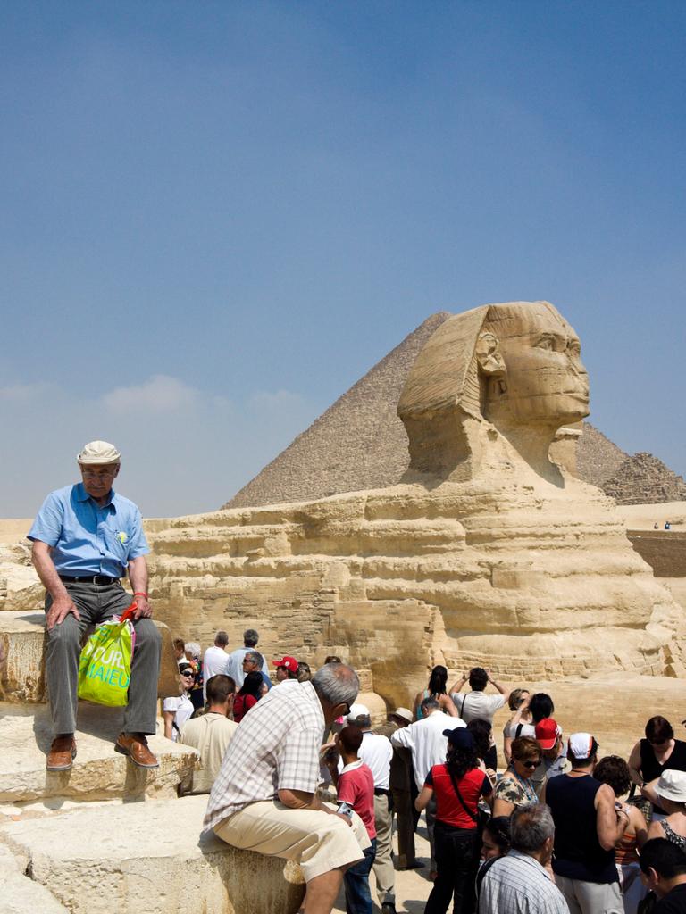 Touristen fotografieren die Große Sphinx von Gizeh in Kairo. Touristen fotografieren die Große Sphinx von Gizeh in Kairo.