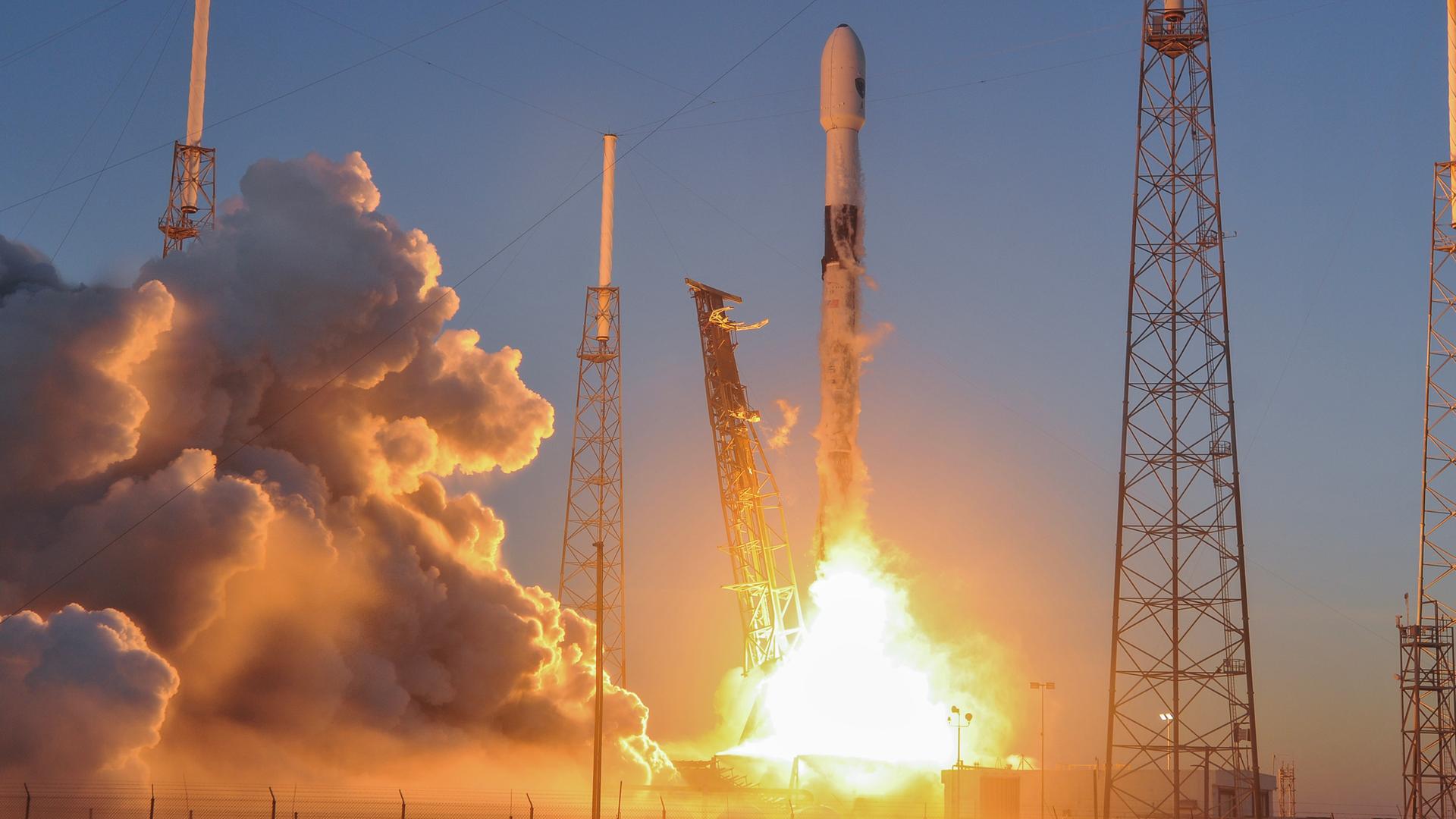 Am Weltraumbahnhof Cape Canaveral in Florida hebt eine SpaceX-Rakete ab.  
