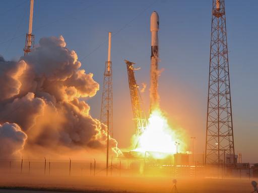 Am Weltraumbahnhof Cape Canaveral in Florida hebt eine SpaceX-Rakete ab.  