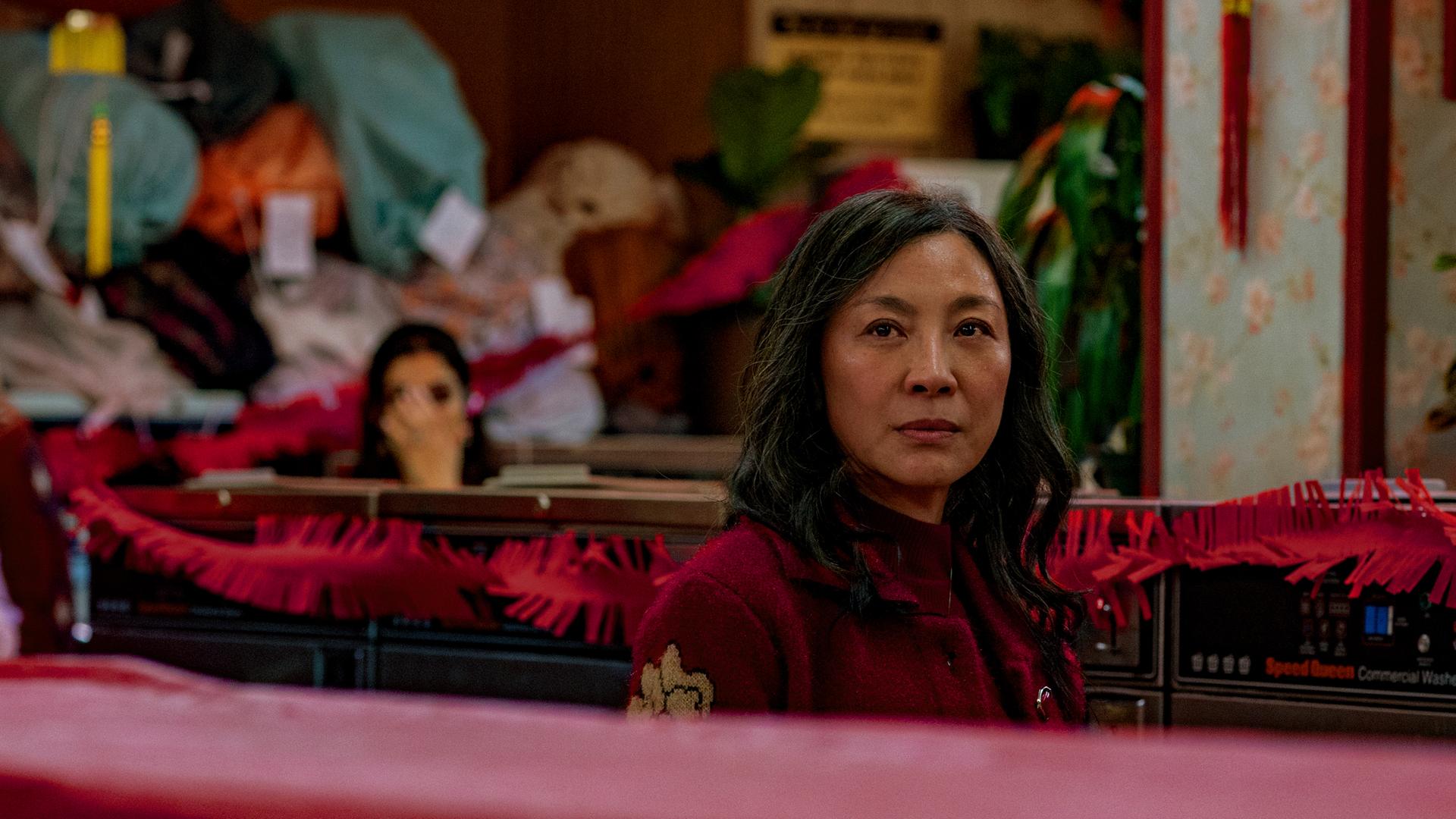 Schauspielerin Michelle Yeoh in einer Szene des Films "Everything Everywhere All At Once". Schauspielerin Michelle Yeoh in einer Szene des Films "Everything Everywhere All At Once".