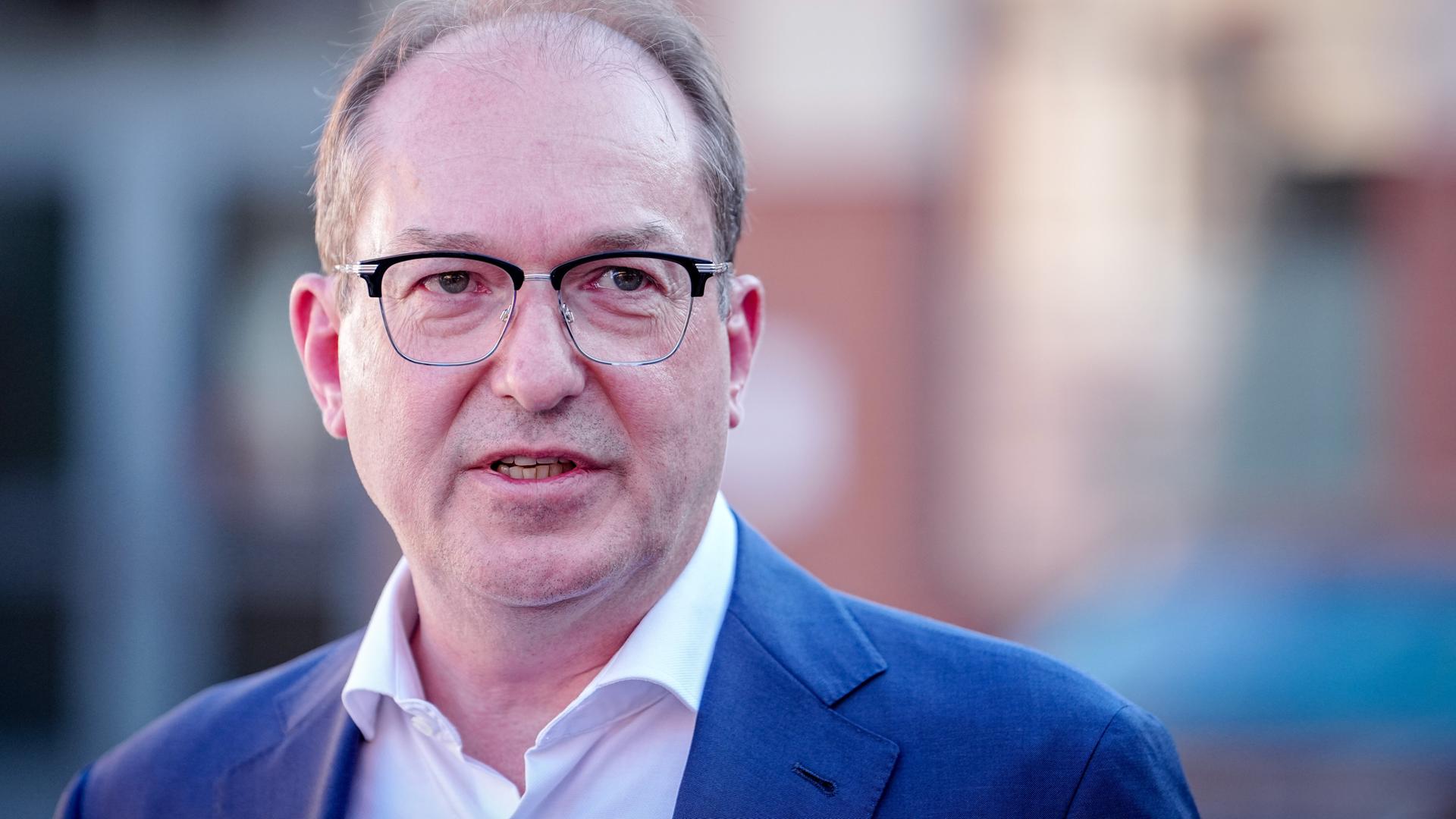 Alexander Dobrindt (CSU), Bundesinnenminister, gibt ein Pressestatement beim Besuch der Sicherungsgruppe des Bundeskriminalamts (BKA) im Juli 2025