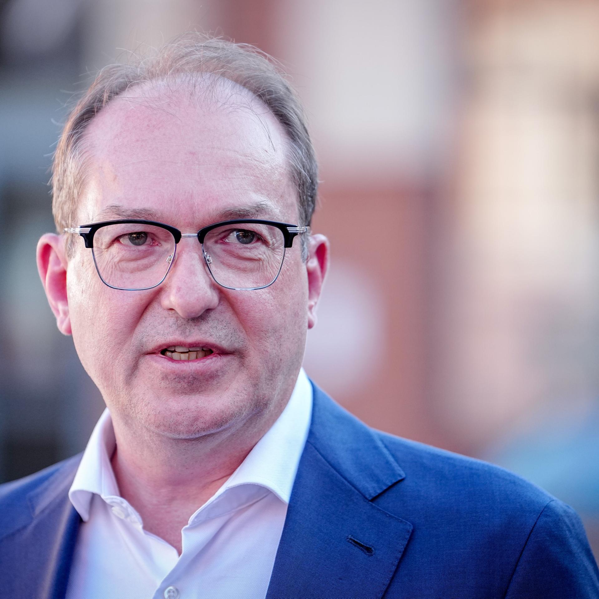 Alexander Dobrindt (CSU), Bundesinnenminister, gibt ein Pressestatement beim Besuch der Sicherungsgruppe des Bundeskriminalamts (BKA) im Juli 2025