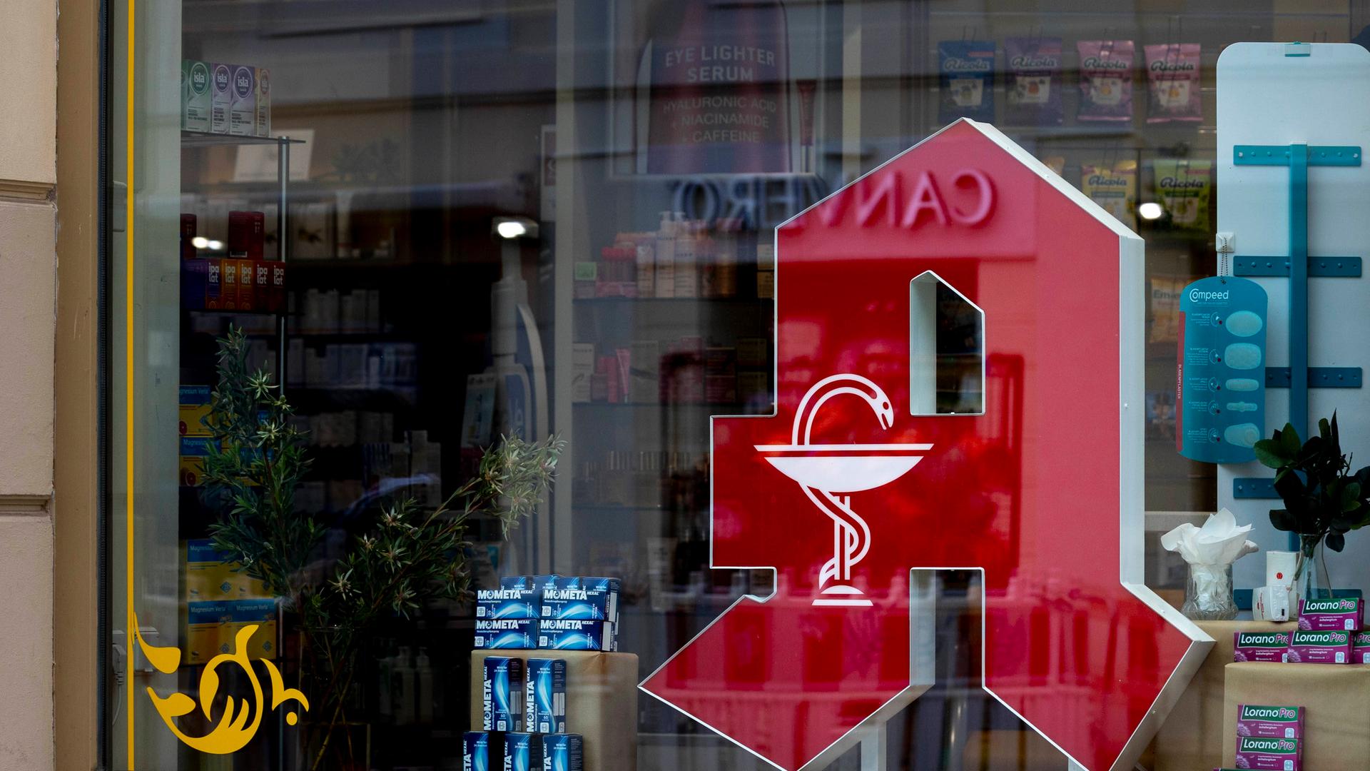 Das große rote A, Logo der Apotheken, steht in einer Apotheke in Potsdam im Schaufenster Das große rote A, Logo der Apotheken, steht in einer Apotheke in Potsdam im Schaufenster