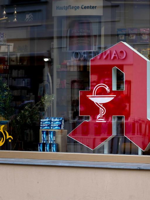 Das große rote A, Logo der Apotheken, steht in einer Apotheke in Potsdam im Schaufenster Das große rote A, Logo der Apotheken, steht in einer Apotheke in Potsdam im Schaufenster