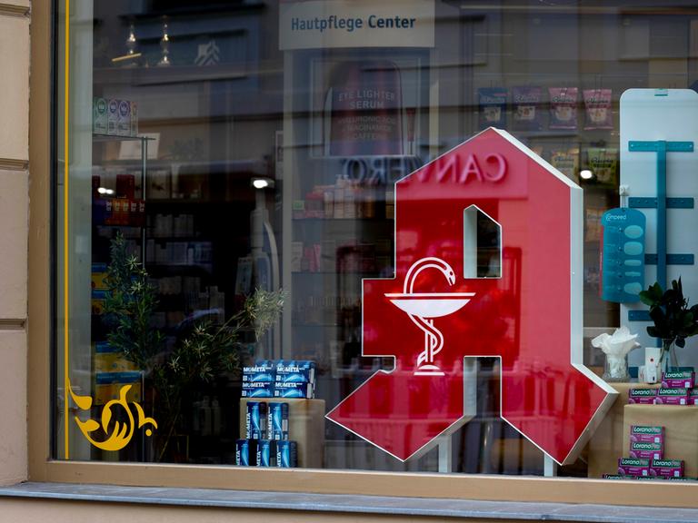 Das große rote A, Logo der Apotheken, steht in einer Apotheke in Potsdam im Schaufenster Das große rote A, Logo der Apotheken, steht in einer Apotheke in Potsdam im Schaufenster