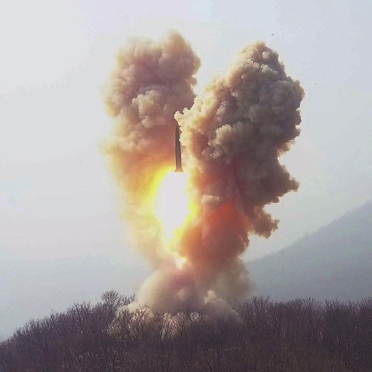 Nordkorea: Start einer ballistischen Rakete im Rahmen einer taktischen Militärübung an einem nicht genannten Ort. 