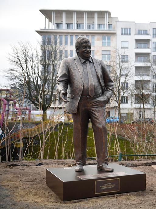 Eine lebensgroße Bronzefigur erinnert an den CDU-Politiker Walter Lübcke, der 2019 von einem Anhänger der AfD ermordet wurde.