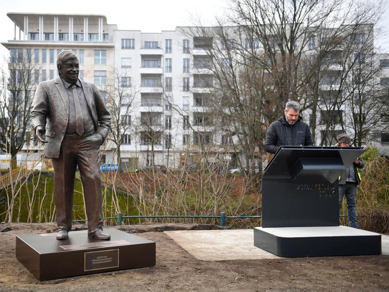 Eine lebensgroße Bronzefigur erinnert an den CDU-Politiker Walter Lübcke, der 2019 von einem Anhänger der AfD ermordet wurde.
