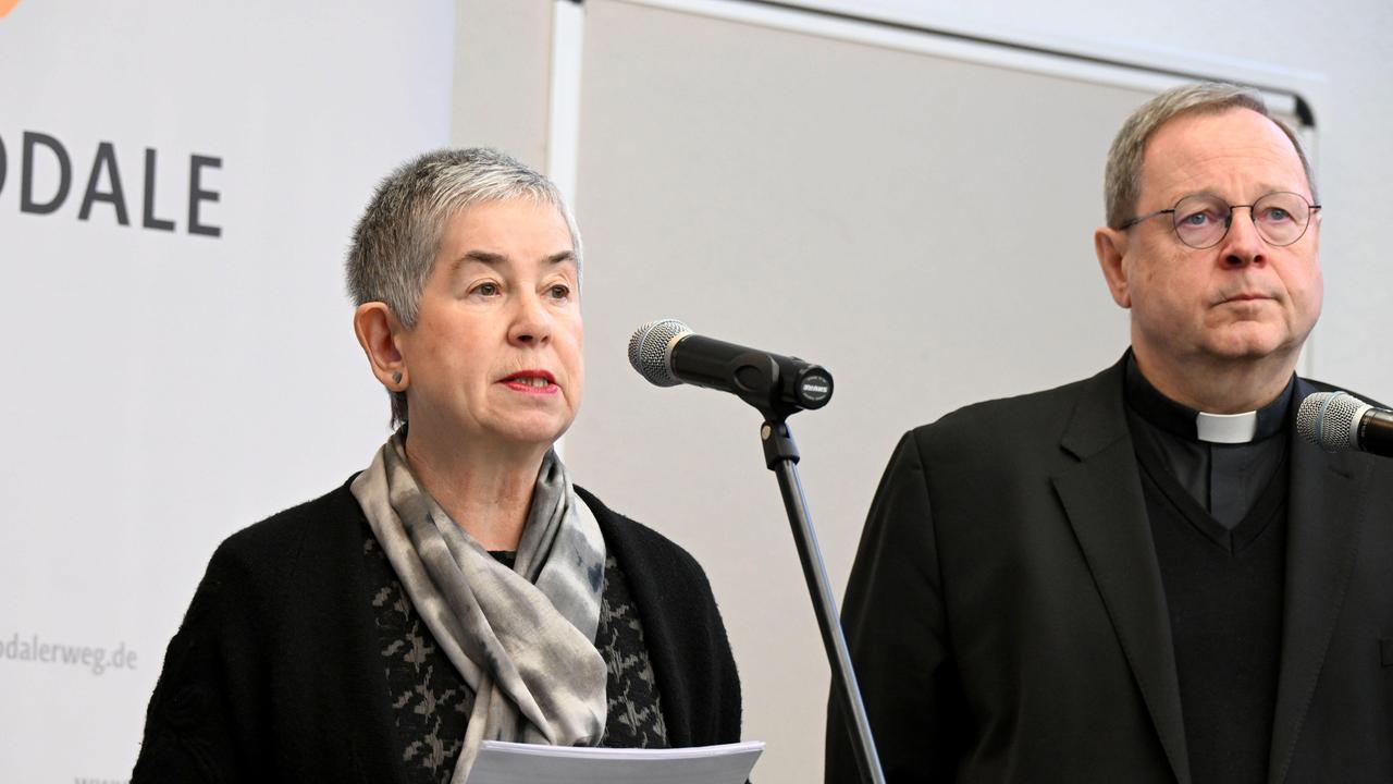 Irme Stetter-Karp, Präsidentin des Zentralkomitees der deutschen Katholiken ZdK (l) und Georg Bätzing, Vorsitzender der Deutschen Bischofskonferenz (r) beim Auftakt der Sitzung des Synodalen Ausschusses in Mainz (Foto vom 13.12.2024).