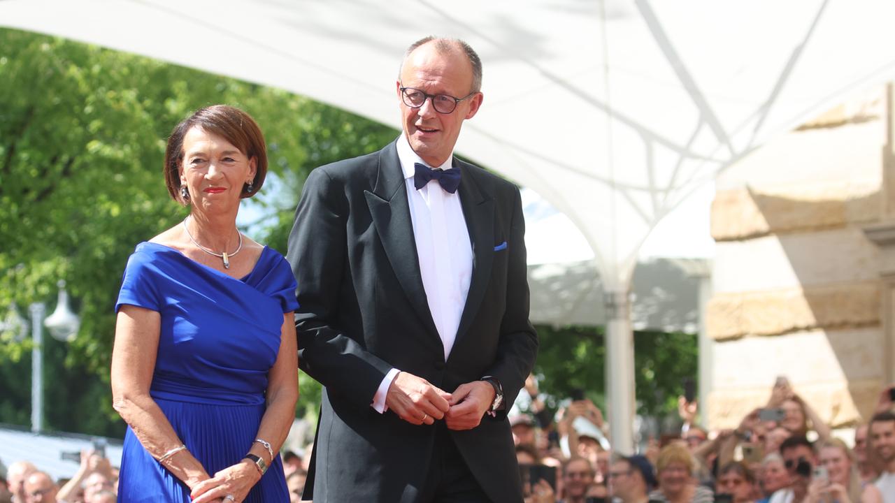 Bundeskanzler Friedrich Merz (CDU) und seine Frau Charlotte kommen zur Eröffnung der Bayreuther Festspiele mit einer Neuinszenierung der Richard-Wagner-Oper «Die Meistersinger von Nürnberg».