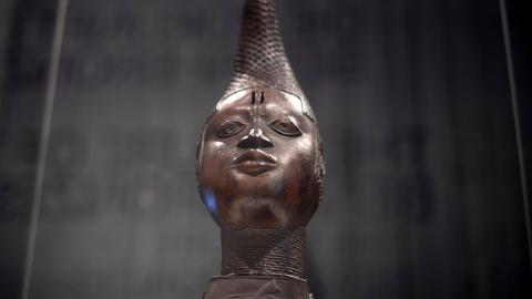 Eine Benin Bronze hinter Glas.