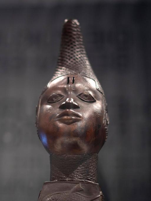 Eine Benin Bronze hinter Glas.