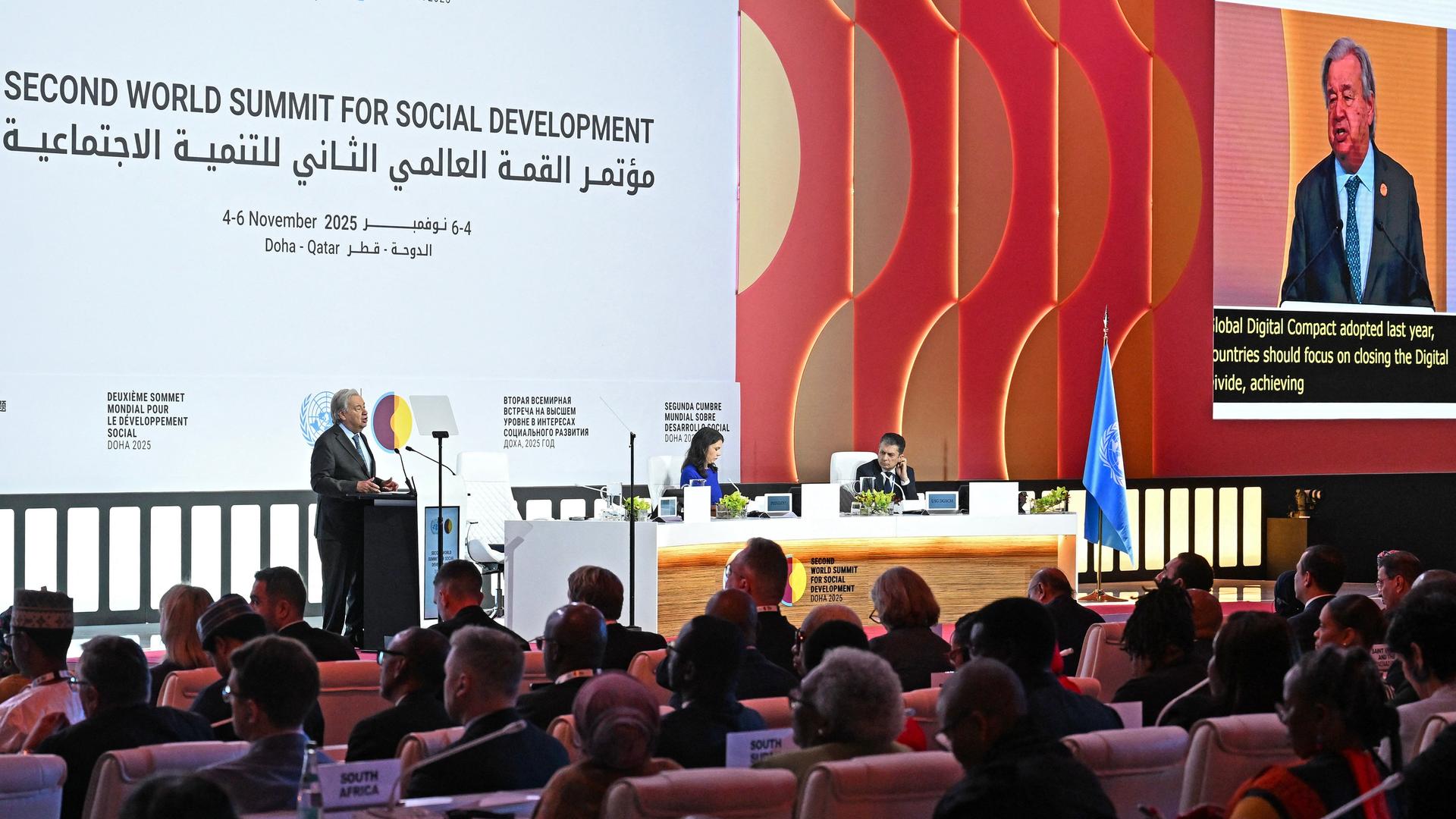 UNO-Generalsekretär Guterres spricht auf dem Weltsozialgipfel in Doha. Vor ihm sitzen Zuhörer.