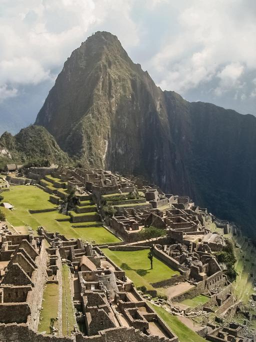 Blick auf die Ruinen der Inka-Stadt Machu Picchu in den Anden von Peru. Im Hintergrund ist der Gipfel des Huayna Picchus zu sehen.