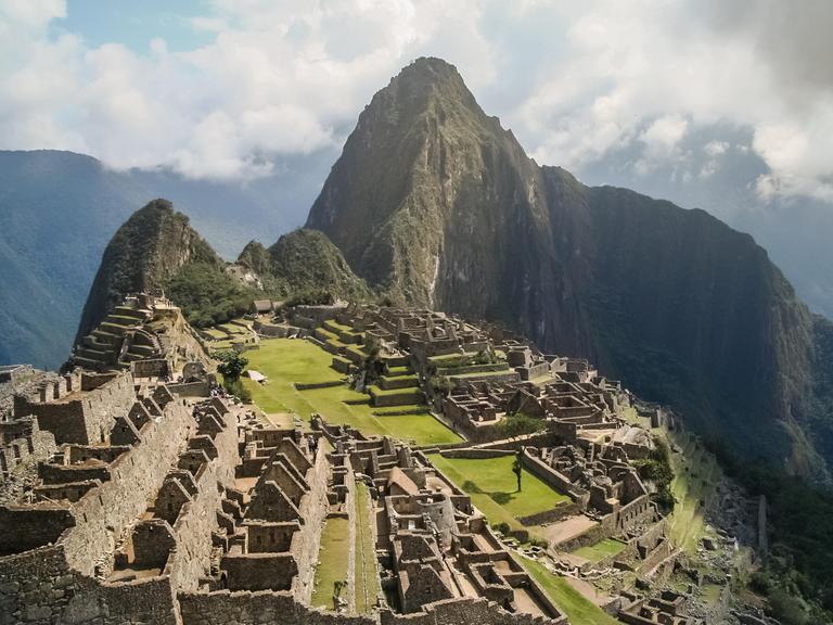 Blick auf die Ruinen der Inka-Stadt Machu Picchu in den Anden von Peru. Im Hintergrund ist der Gipfel des Huayna Picchus zu sehen.