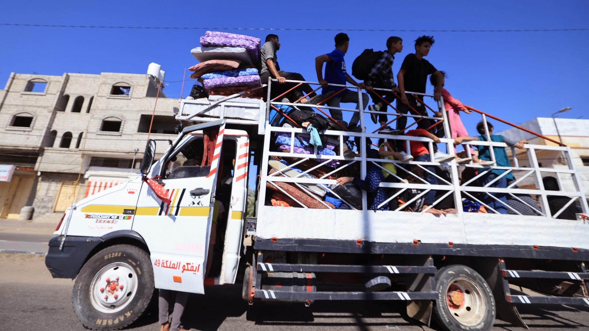 Ein Lastwagen bringt eine palästinensische Familie nach Khan Yunis in den Süden des Gazastreifens.