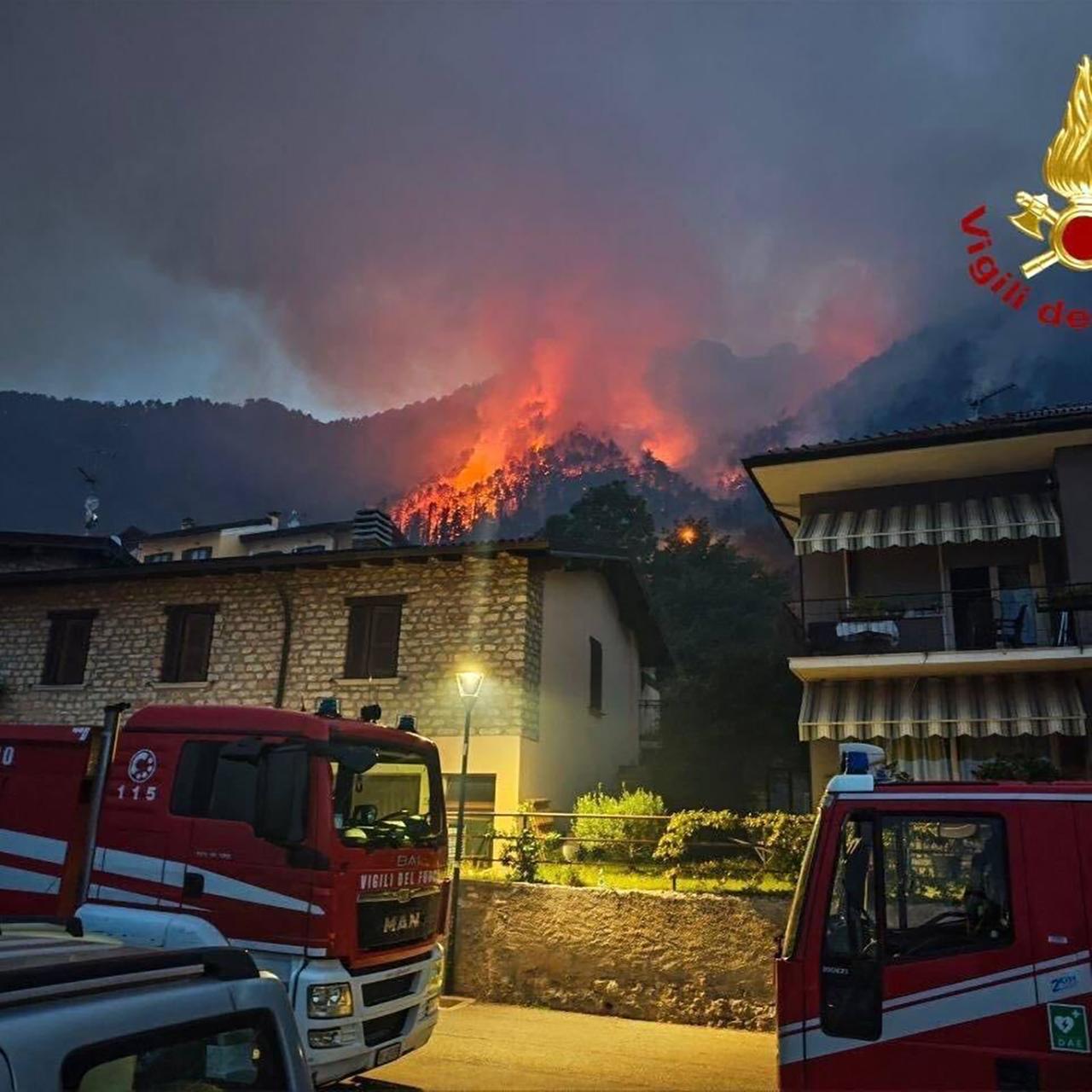 Die Feuerwehr löscht Feuer auf dem Gebiet der Gemeinde Tignale am Westufer des Gardasees. 