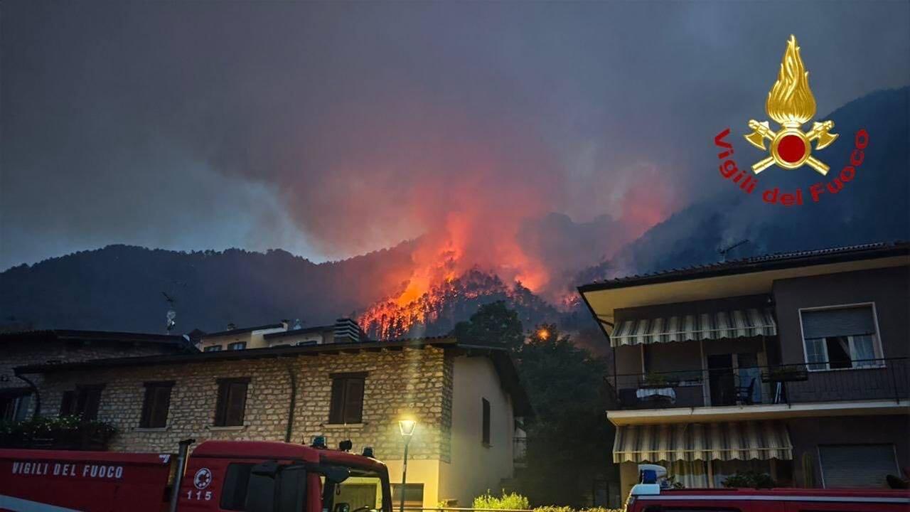 Die Feuerwehr löscht Feuer auf dem Gebiet der Gemeinde Tignale am Westufer des Gardasees. Die Feuerwehr löscht Feuer auf dem Gebiet der Gemeinde Tignale am Westufer des Gardasees.