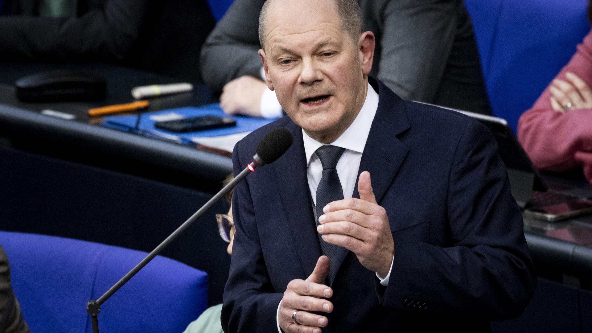 Olaf Scholz am Mikrofon.