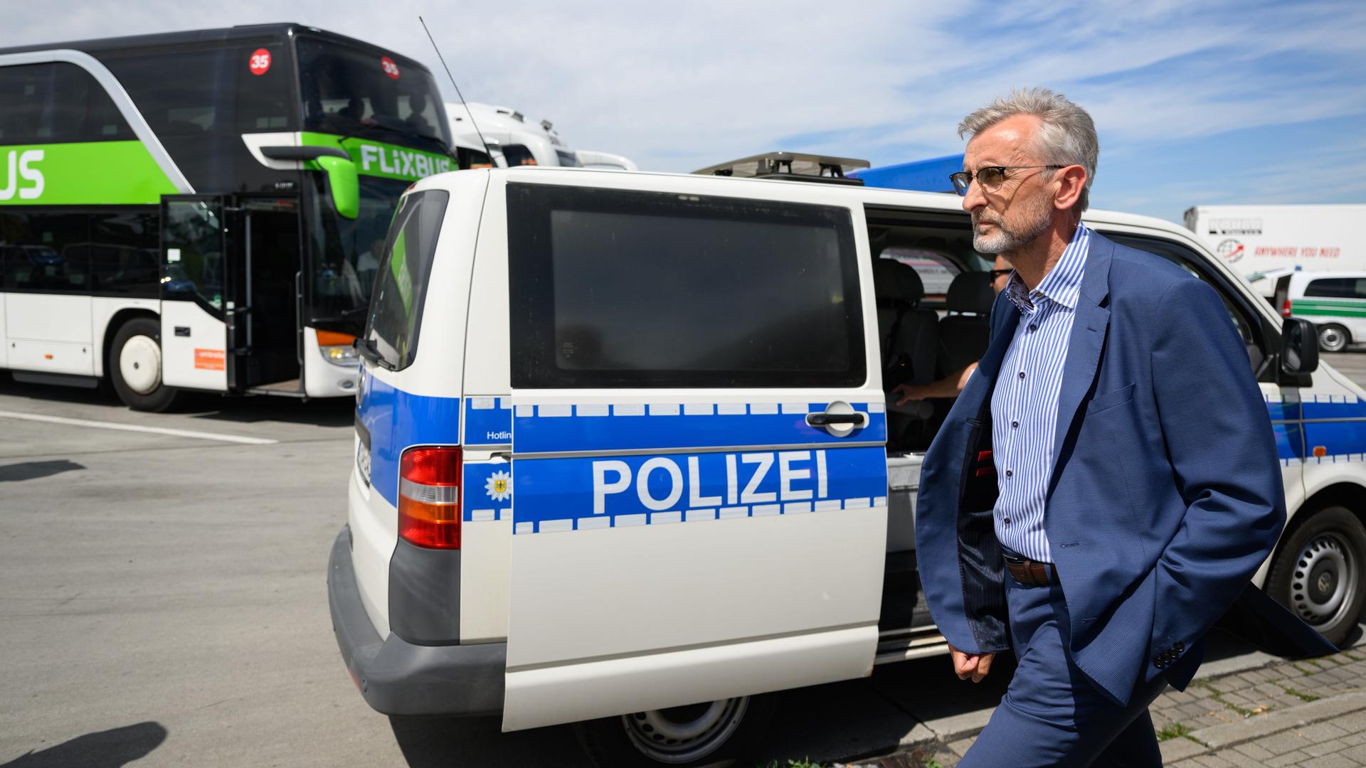 Armin Schuster (CDU), Innenminister in Sachsen, informiert sich über die temporär wiedereingeführten Grenzkontrollen an der deutsch-tschechischen Grenze. 