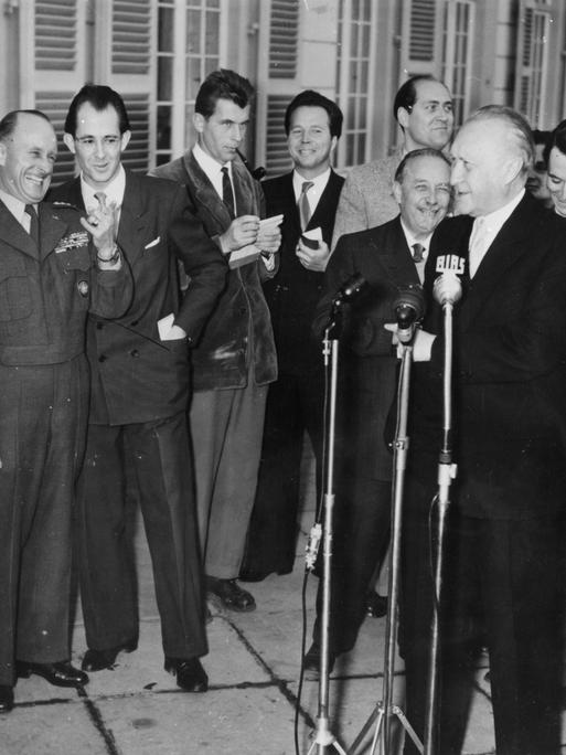 Konrad Adenauer bei einer Rundfunkansprache im November 1953. Links Walter Hallstein, daneben der Nato-Oberbefehlshaber in Europa General Gruenther.