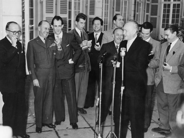 Konrad Adenauer bei einer Rundfunkansprache im November 1953. Links Walter Hallstein, daneben der Nato-Oberbefehlshaber in Europa General Gruenther.
