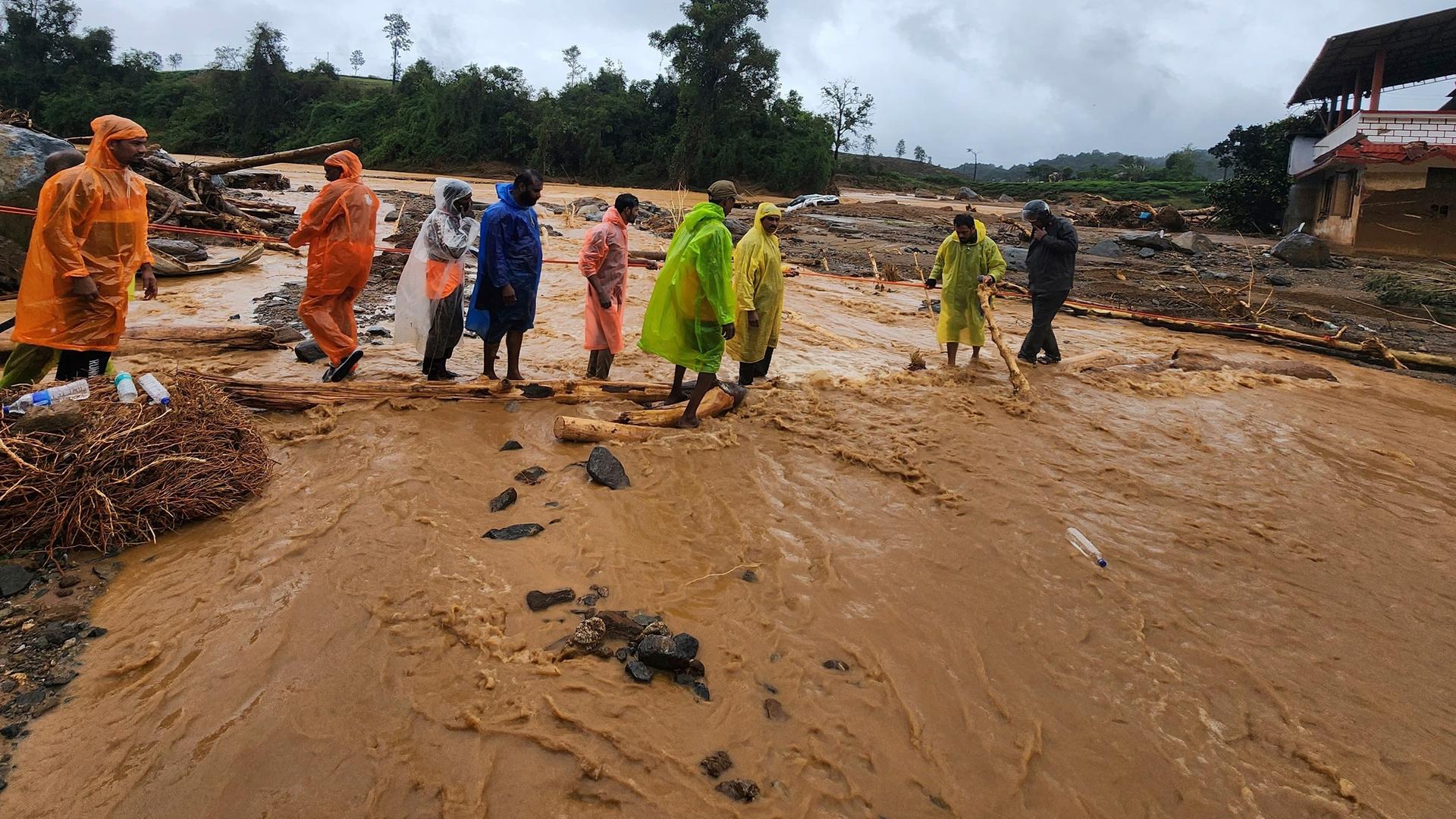 Wayanad: Helfer inspizieren eine Stelle, an der es im Bezirk Wayanad im indischen Bundesstaat Kerala einen Erdrutsch gegeben hatte. 