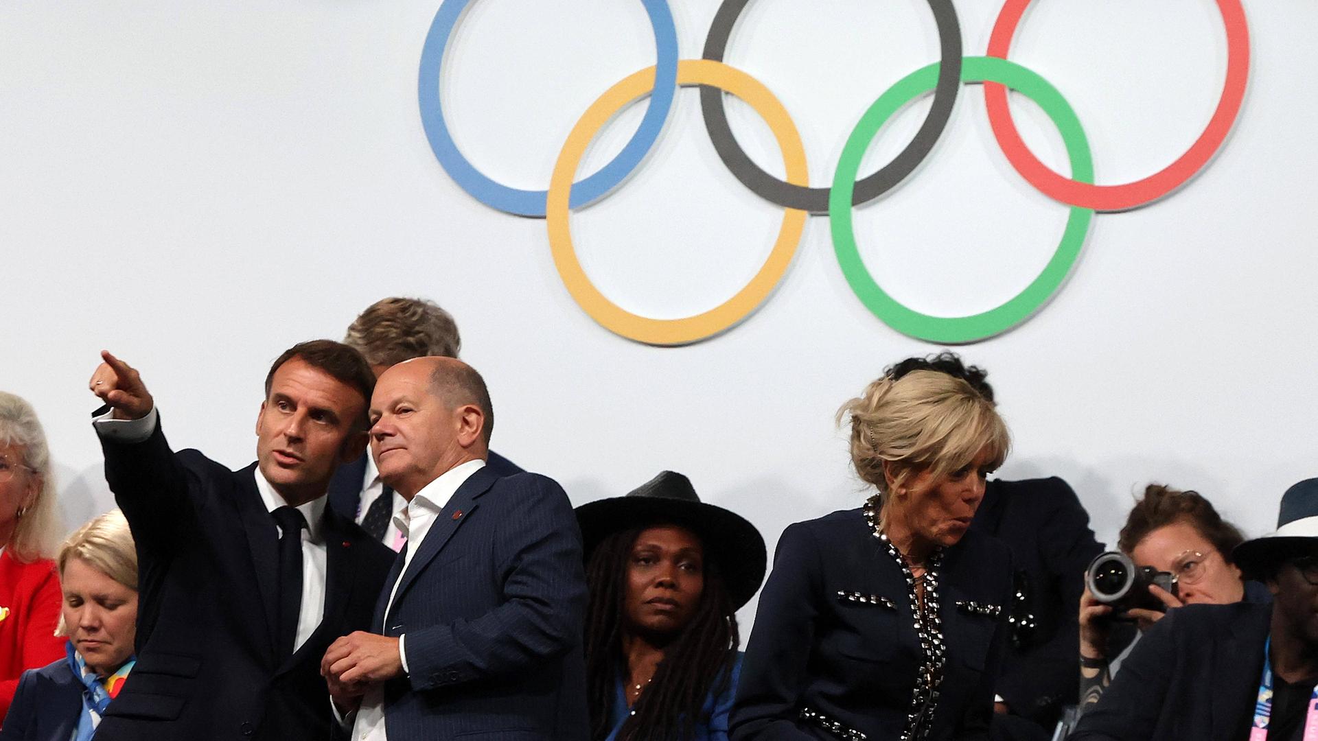 Bundeskanzler Olaf Scholz hält ein  Gespräch mit Frankreichs Staatspräsident Emmanuel Macron auf der Tribüne bei den Olympische Spielen von Paris. 