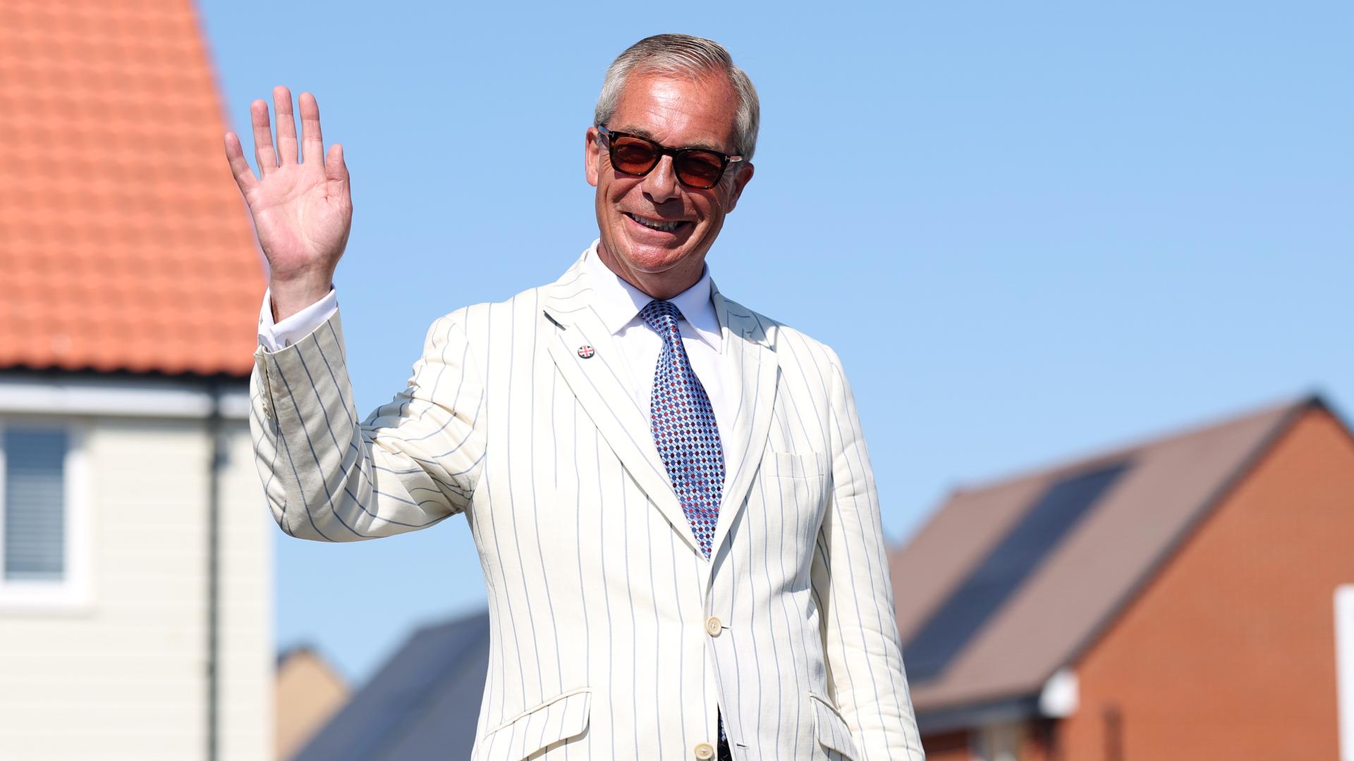 Nigel Farage, Vorsitzender der britischen Partei "Reform UK", trägt eine Sonnenbrille und winkt. Nigel Farage, Vorsitzender der britischen Partei "Reform UK", trägt eine Sonnenbrille und winkt.