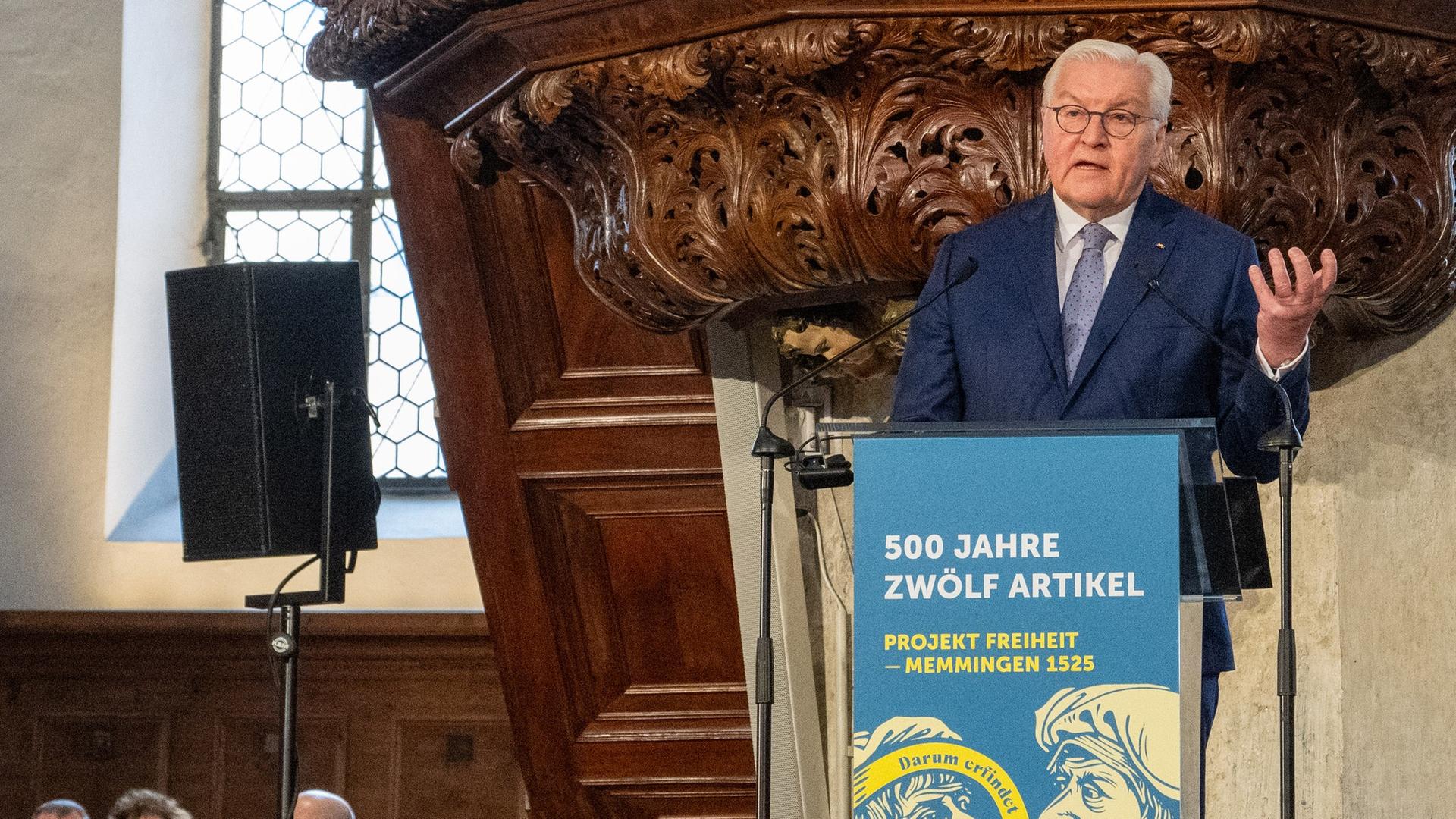 Bundespräsident Frank-Walter Steinmeier spricht beim Festakt zu 500 Jahre "Zwölf Artikel" von Memmingen in der St. Martin Kirche unter der Kanzel.