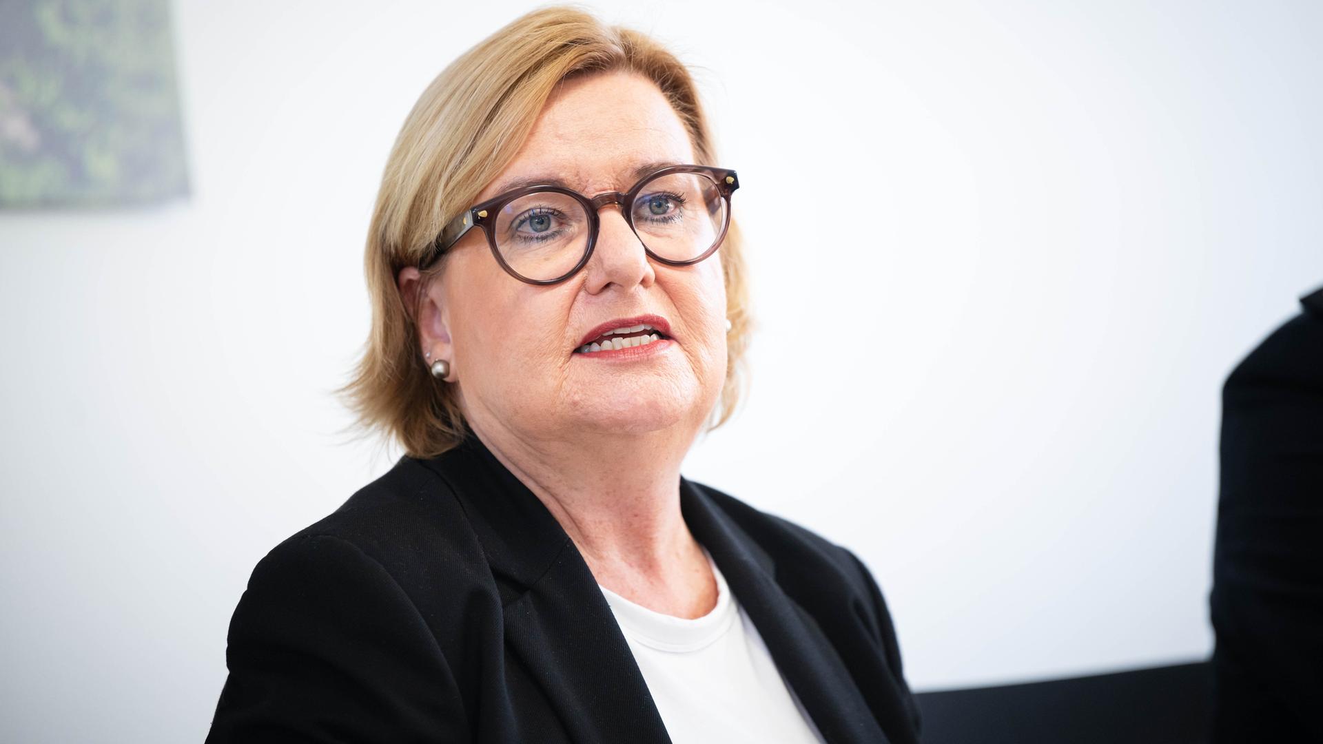 Eva Högl (SPD), Innensenatorin von Bremen, spricht bei der Pressekonferenz zur Vorstellung der polizeilichen Kriminalstatistik für 2025.