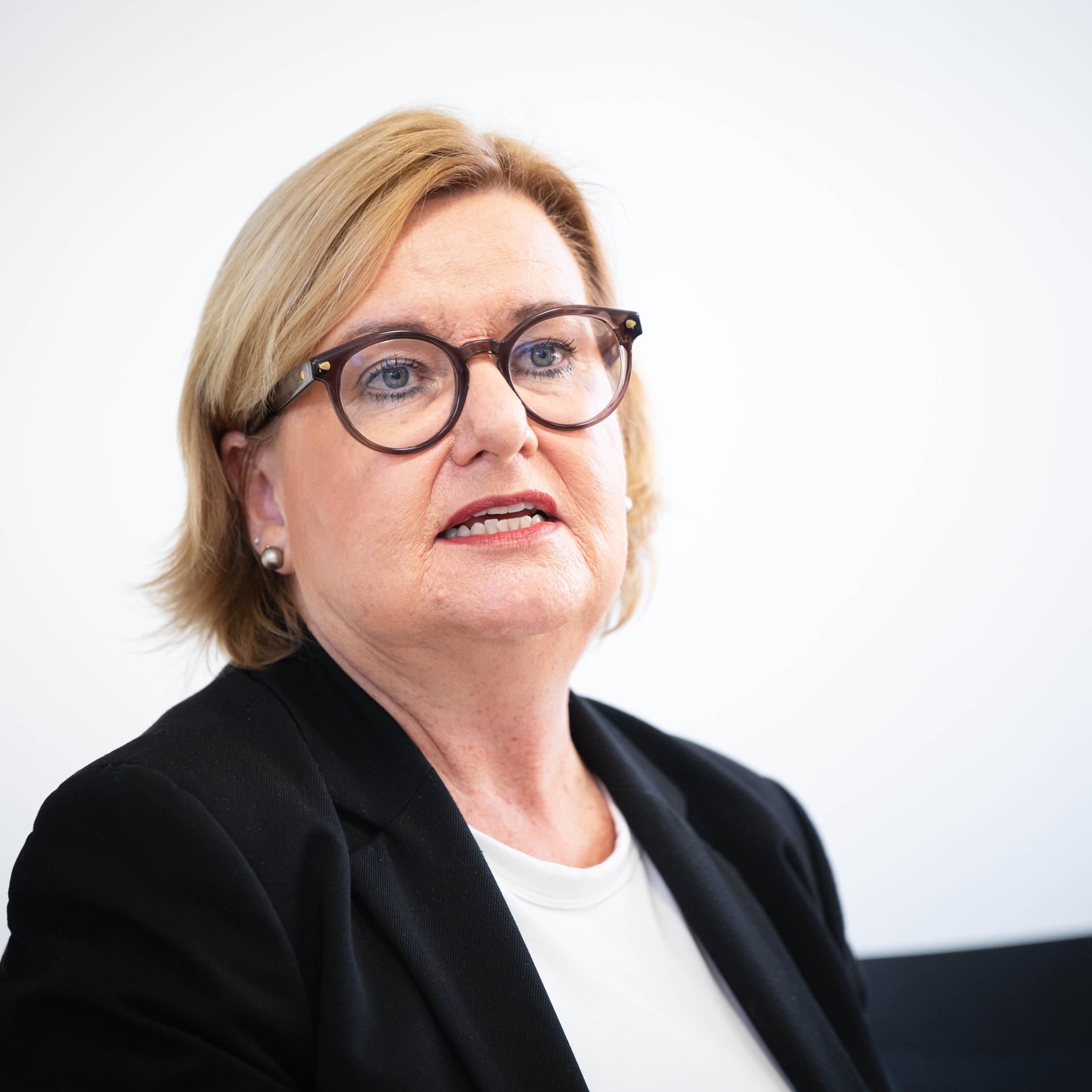 Kampf gegen Extremismus - Neue Wege: Bremer Verfassungsschutz warnt auf digitalen Werbetafeln vor Bedrohungen